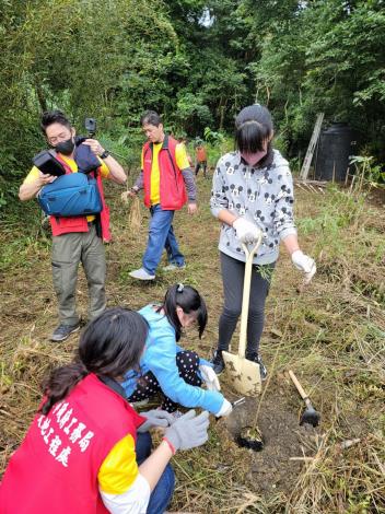 市民一同體驗植樹節種樹活動。_調整大小