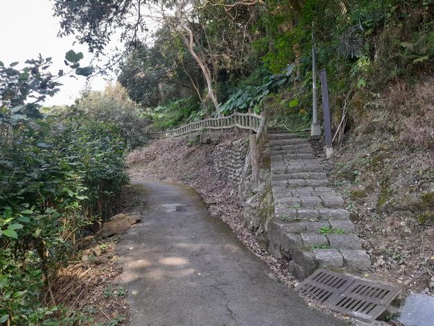 05-婆婆橋步道起點位在劍南路204巷內，開始是一段向上的階梯步道