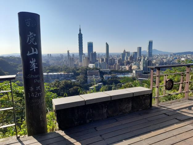 05-虎山峰稜線最高點--虎山峰觀景臺是絕佳眺望點
