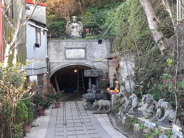 07-往豹山溪步道方向沿途經過瑤池宮，廟旁可見松山一坑舊址
