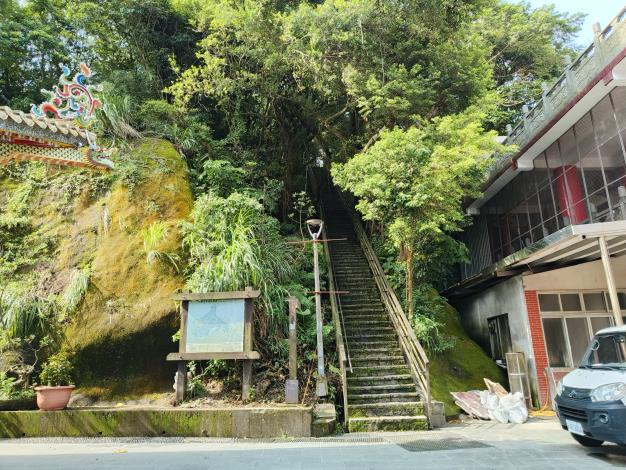 04-虎山奉天宮步道起點為陡峭階梯，通往虎山峰稜線
