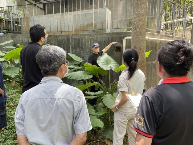 02_團隊技師講解社區周圍環境狀況.JPG