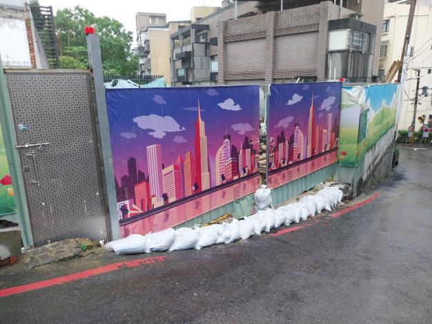圖3 颱風或豪雨期間，基地入口不可有泥水外流情形
