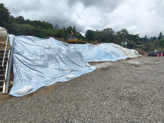 圖2 遇颱風或豪雨警報，要求工地裸露坡面及土方暫置區需覆蓋帆布