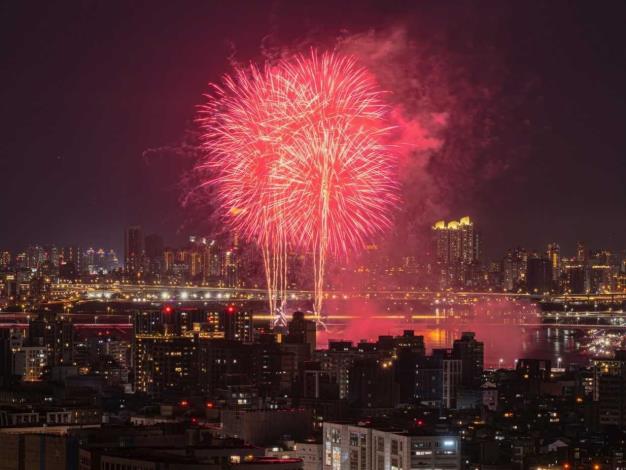 照片2：森林方舟船艏正面拍攝大稻埕煙火2