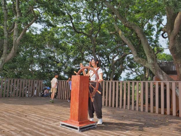 照片6：遊客與平台船舵互動與沉浸