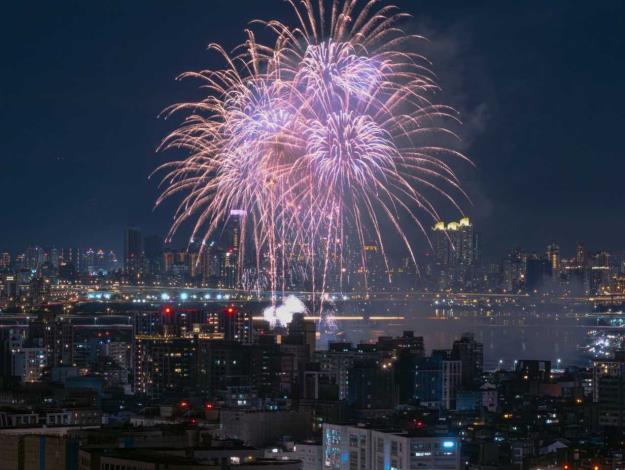 照片1：森林方舟船艏正面拍攝大稻埕煙火1