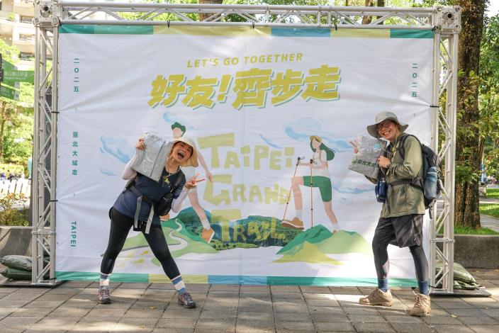 照片7-活動背板留影