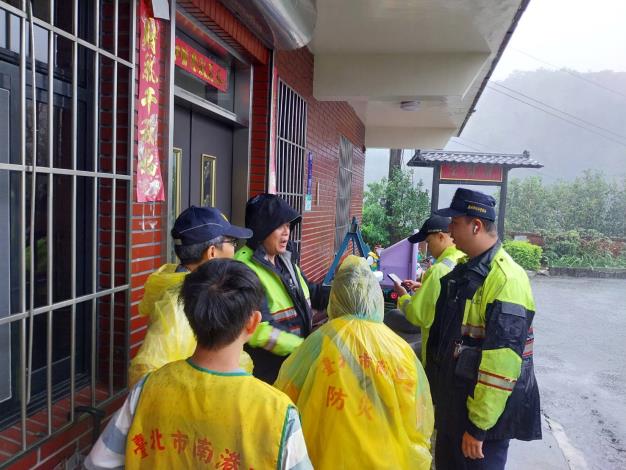 區公所會同警消撤離保全住戶