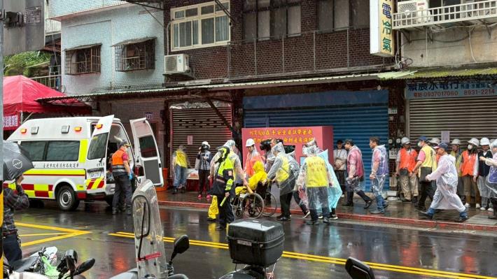 照片4-文山區疏散避難演練協助行動不便者就醫