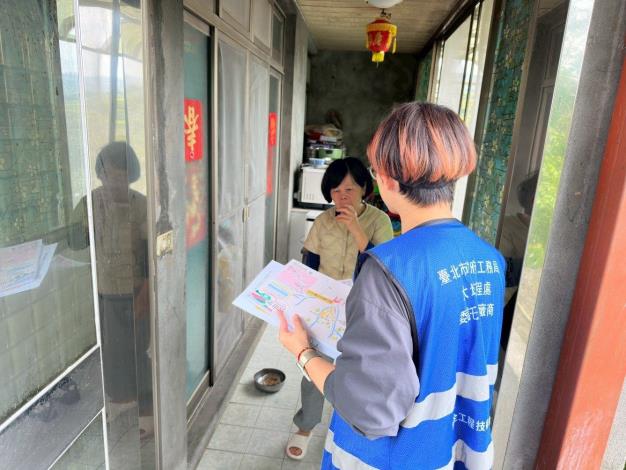照片2-山坡地老舊聚落逐戶拜訪
