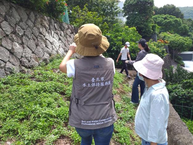05服務團技師會勘輔導民眾實施水土保持處理