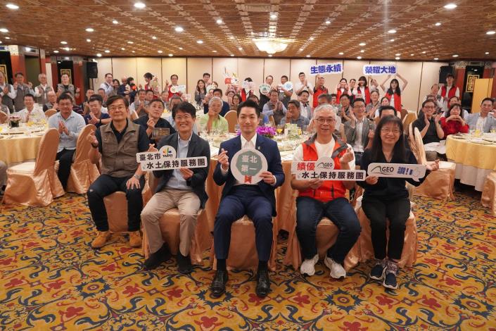 蔣市長與服務團及工務局及大地處全體同仁合影.JPG