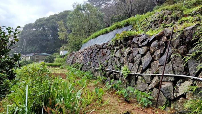 07服務團技師輔導農民施作砌石擋土牆