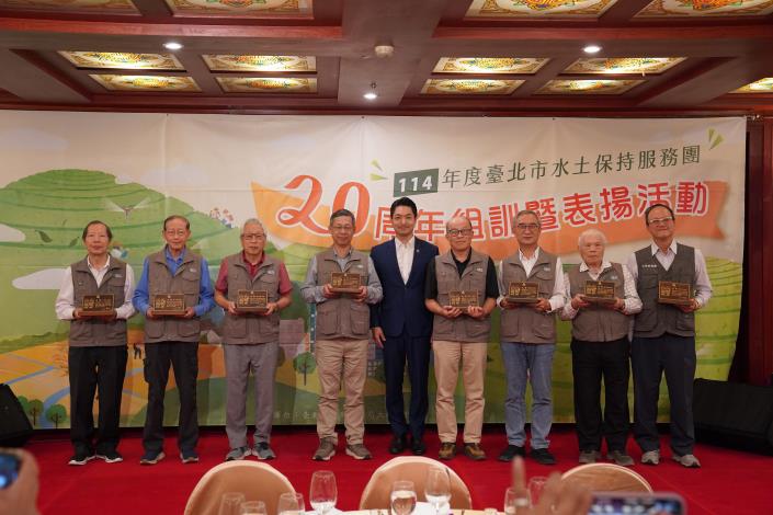 蔣市長與服務二十周年團員合影.JPG