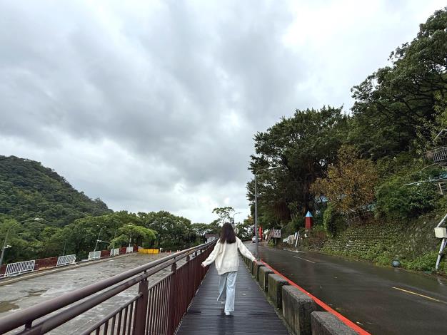 照片3、白石湖吊橋前人車分道