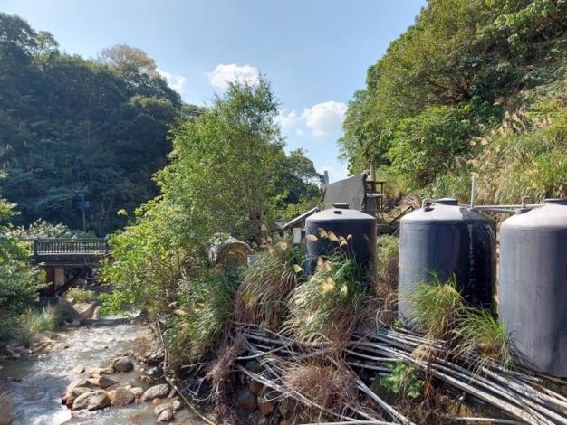 照片4 磺溪水岸原先管線裸露、環境凌亂的狀況