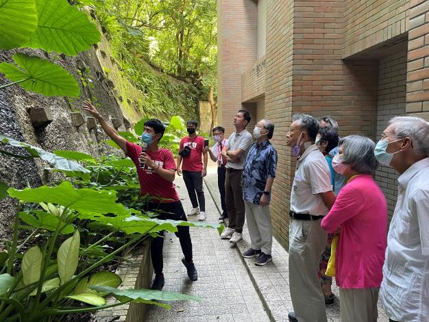 照片22-臺北市政府委託專業技師-帶領山坡地社區居民勘查社區環境