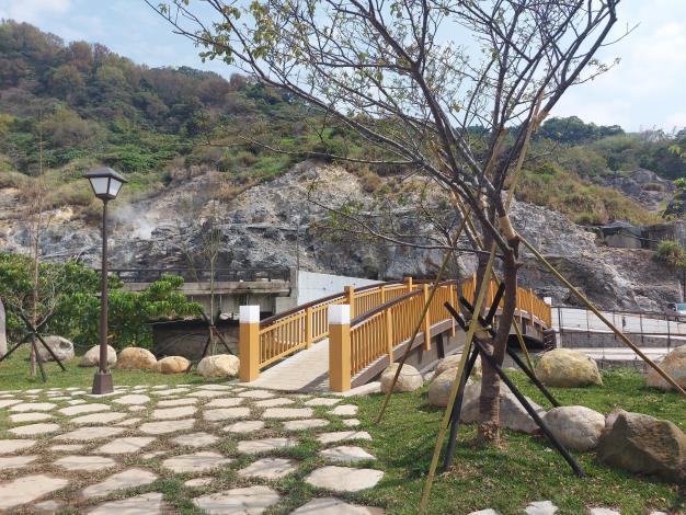 照片6 磺溪水岸變身-景觀2號橋及河岸入口廣場