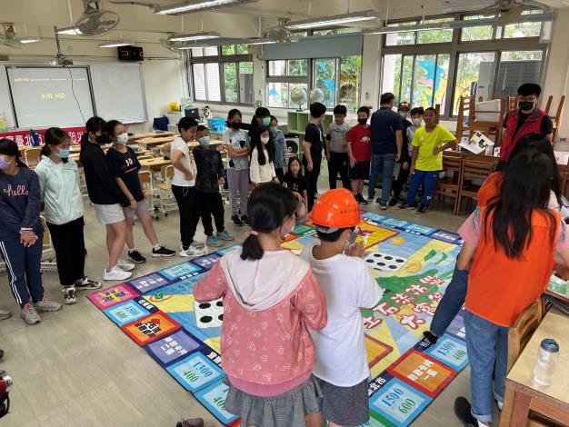 照片19 深入學校宣導坡地防災知識(土石流大富翁)