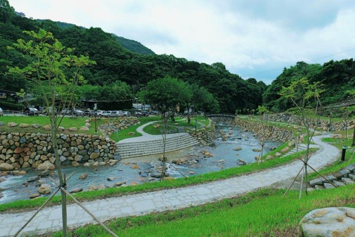 照片7 磺溪水岸環境華麗變身(溪流沿岸步道)