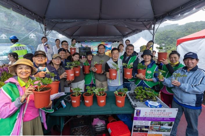 照片2  種草莓象徵草莓季開跑