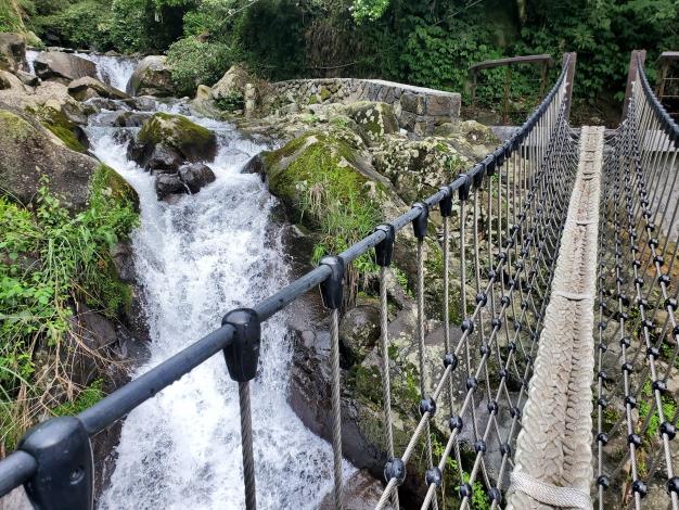 照片16 草山觀瀑吊橋-滾滾的磺溪瀑布