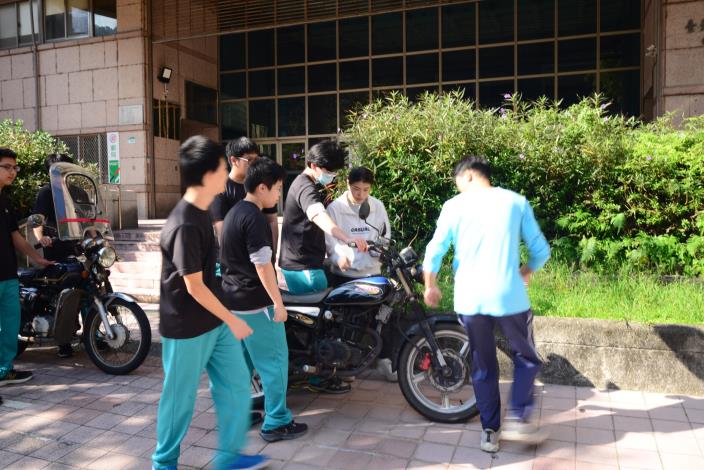 照片2 松山工農學生搬運報廢機車