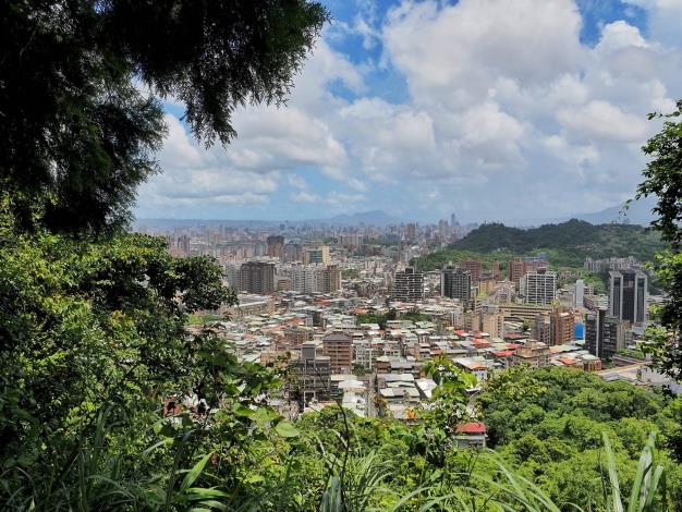 照片6：登上高點遠眺觀音山