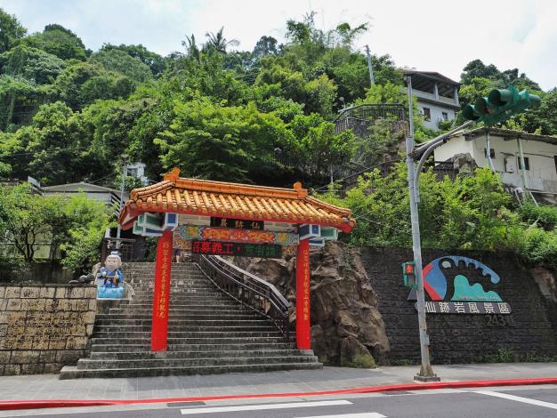 照片3：仙跡岩步道登山口(牌樓)