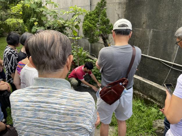 圖2 、團隊技師解說社區防災現地勘查.JPG