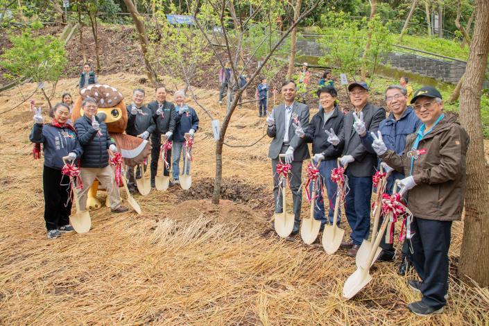 圖2：與鷲鷲一起植樹(歷年照片)