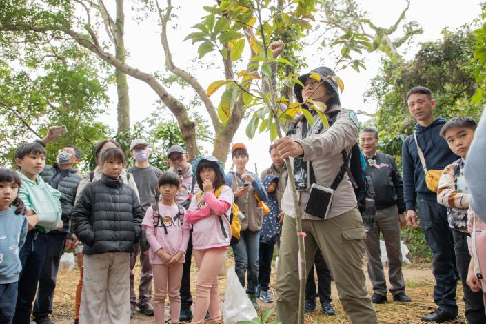 圖3：專業講師帶領植樹(歷年照片)