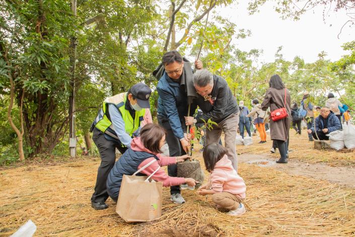 圖4：協力完成植樹(歷年照片)