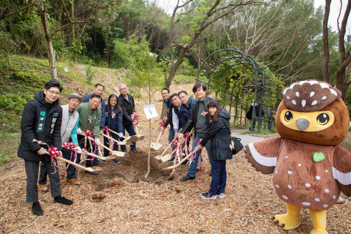 圖4、副局長與合作夥伴於雞南山共同種下永 續樹苗