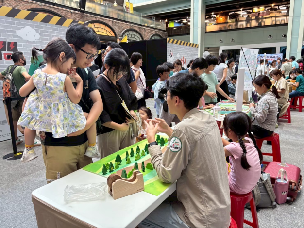 圖5-攤位互動宣導森林經營管理有助於預防森林火災