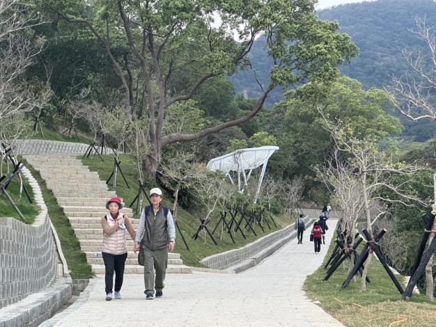 照片2_花崗岩步道及排水溝