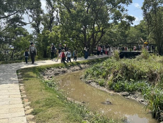 照片11_花崗岩步道旁生態池