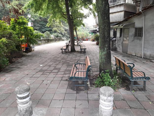 照片10-北興宮外圍小公園民眾在此換領紀念品