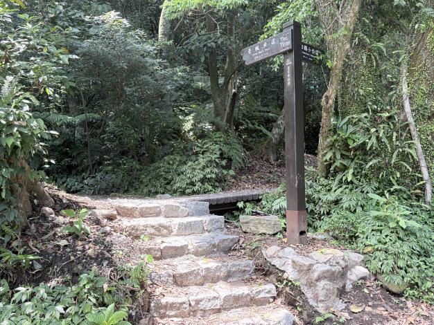 照片7猴崁水圳步道-階梯段塊石步道、跨圳木橋