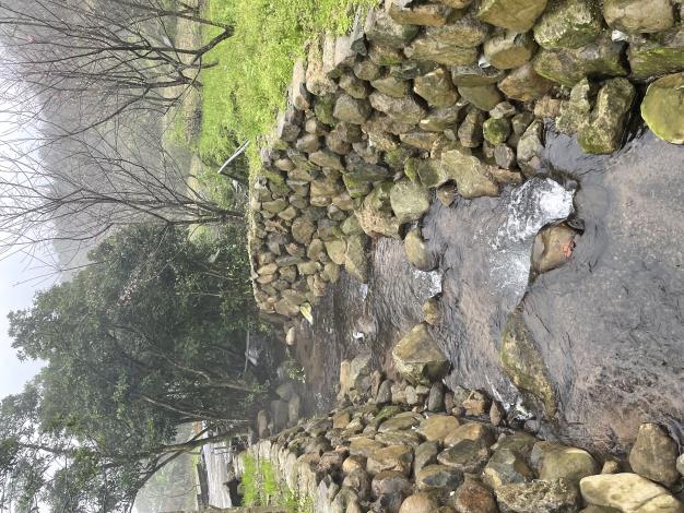 (1)防洪安全,就地取材,構築砌石護岸.JPG