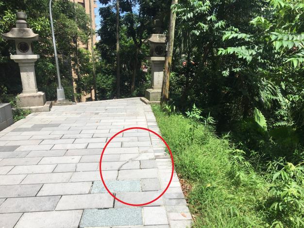 因邊坡不穩定，已有步道大範圍傾斜裂縫（將於護坡工程完成後一併修復）2(標記)
