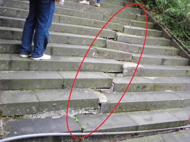 因邊坡不穩定，已有步道大範圍傾斜裂縫（將於護坡工程完成後一併修復）(標記)