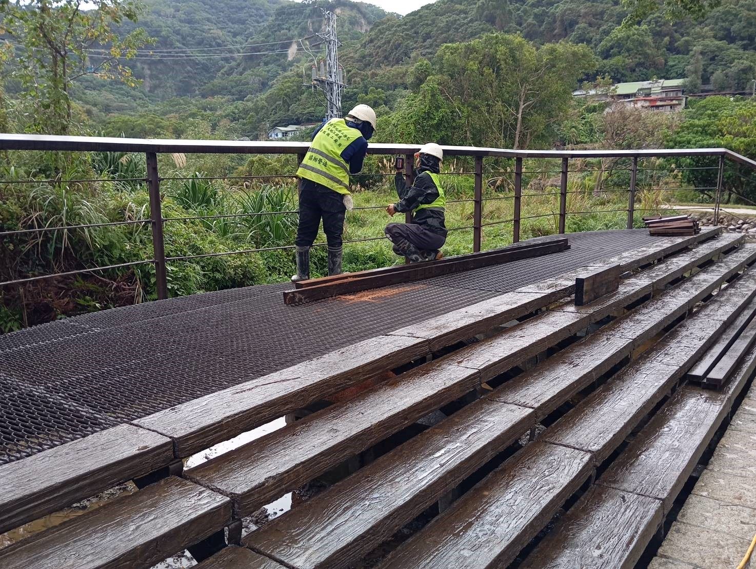 施工中欄杆建置