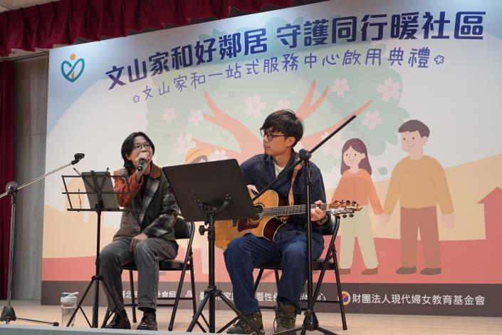 社宅青創戶組成的「憑感覺樂團」表演