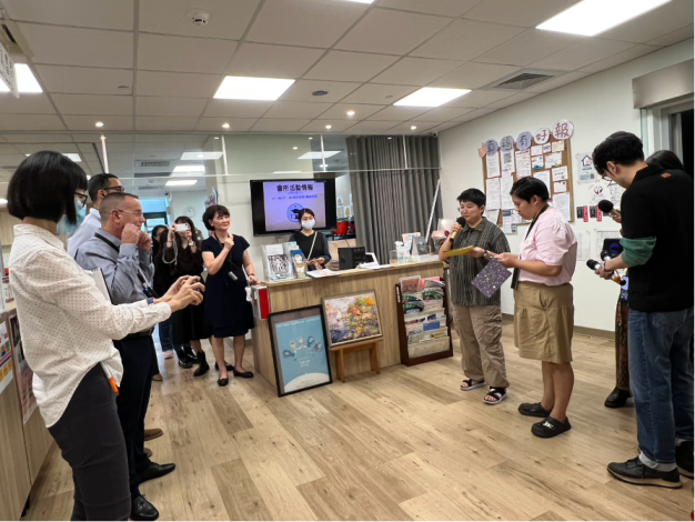 真福之家會員向以色列社會企業Shekulo Tov Group的執行長Offer Cohen及全球長Ophir Peleg進行環境導覽及介紹會所服務