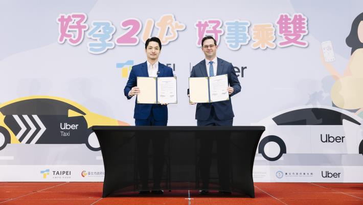 Uber 攜手臺北市政府打造全齡友善的交通環境,今(28)日由臺北市市長蔣萬安(左)與 Uber 亞太區公共政策資深總監 Mike Orgill(右)正式簽署合作備忘錄。圖 _ Uber 提供