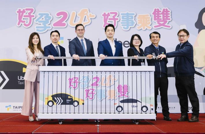Uber 與臺北市政府今(28)日舉辦「好孕 2 U,好事乘雙」簽約合作發布記者會,左起Uber 台灣營運總監鄧安淇、Uber 企業版台灣暨韓國總經理林梓聖、Uber 亞太區公共政策資深總監 Mike Orgill、臺北市市長蔣萬安、臺北市社會局局長姚淑文、臺北市交通局局長謝銘鴻、臺北市公運處處長李昆振。圖 _ Uber 提供。