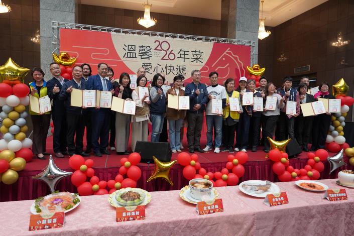 李泰興秘書長頒贈感謝狀予31個支持贊助單位.JPG