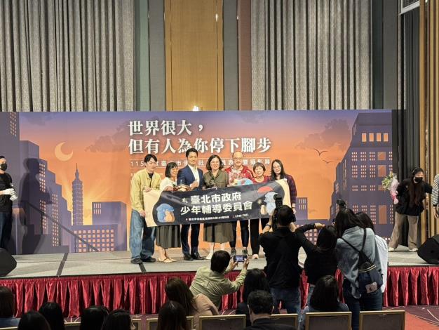 世界很大，但有人為你停下腳步